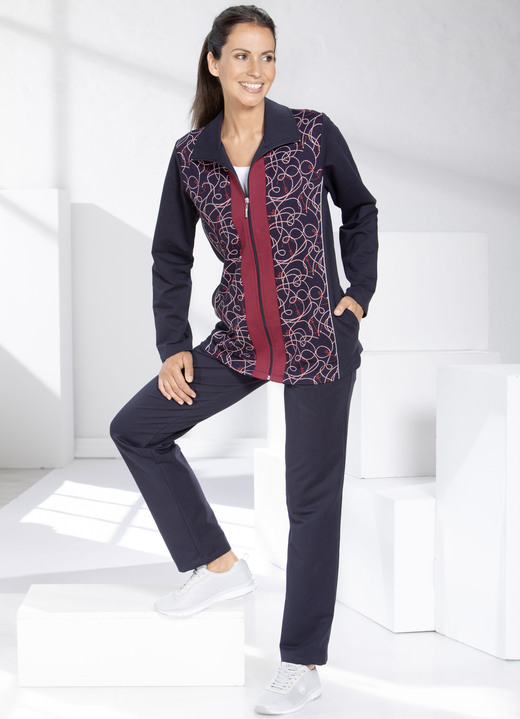 Freizeitanzüge - Freizeitanzug mit Druck im Vorderteil Ansicht 2 Freizeitanzüge - Freizeitanzug mit Druck im Vorderteil, in Größe 019 bis 050, in Farbe MARINE-BORDEAUX Ansicht 2