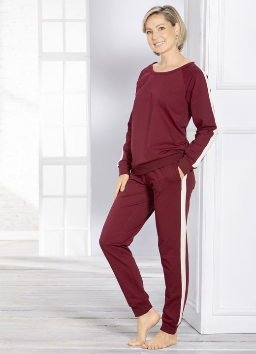 Homewear & Freizeitmode - Hausanzug mit Zierstreifen, in Größe 018 bis 052, in Farbe BORDEAUX Ansicht 2