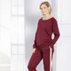Homewear & Freizeitmode - Hausanzug mit Zierstreifen – Farbe BORDEAUX – Ansicht 2 Homewear & Freizeitmode - Hausanzug mit Zierstreifen, in Größe 018 bis 052, in Farbe BORDEAUX – Farbe BORDEAUX – Ansicht 2