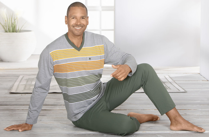 Schlafanzüge - Schlafanzug mit V-Ausschnitt und offenen Beinabschlüssen, in Größe 046 bis 062, in Farbe GRÜN-BUNT Ansicht 2