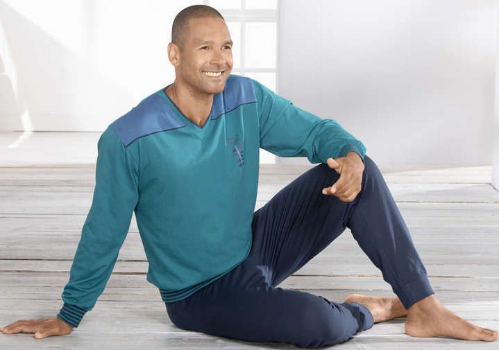 - Schlafanzug mit V-Ausschnitt und Bündchenabschlüssen, in Größe 046 bis 062, in Farbe PETROL-BLAU Ansicht 2