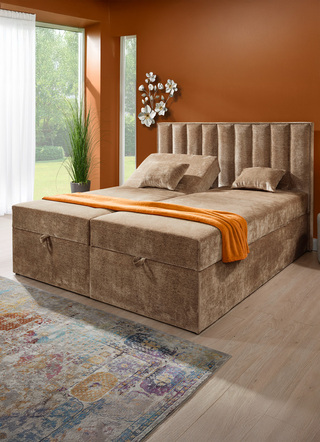 Boxspringbett mit individueller Kopfteilverstellung und Deko-Kissen