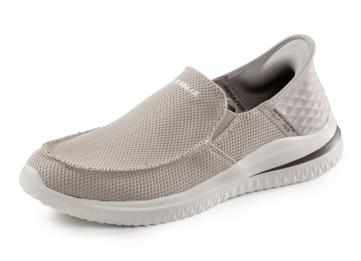 Slipper & Schnürschuhe - SKECHERS Slipper mit geformter Slip-Ins Fersenplatte, in Größe 040 bis 048, in Farbe TAUPE Ansicht 1