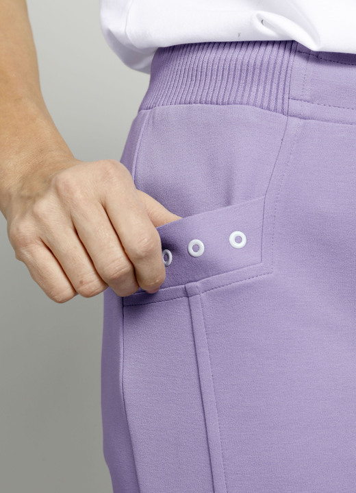 Hosen - Hose im Joggpant-Style, in Größe 038 bis 050, in Farbe LILA-WEISS Ansicht 3