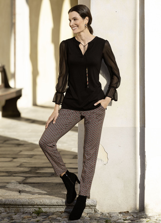 Hosen - Hose in aktueller Minimaldessinierung, in Größe 018 bis 052, in Farbe TAUPE-SCHWARZ-ROT Ansicht 4