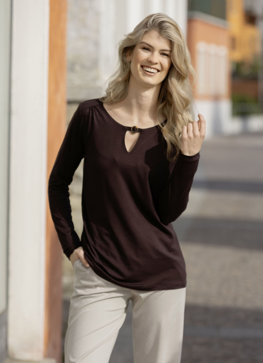 Shirts - Shirt mit  Zierring am Halsausschnitt in 2 Farben, in Größe 036 bis 052, in Farbe SCHOKOBRAUN Ansicht 2