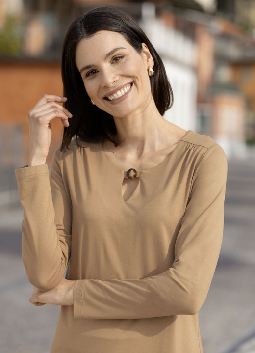 Shirts - Shirt mit  Zierring am Halsausschnitt in 2 Farben, in Größe 036 bis 052, in Farbe SCHOKOBRAUN Ansicht 4