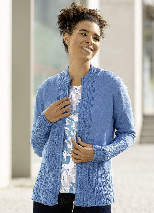 Basics - Strickjacke mit Zopfmuster, in Größe 036 bis 052, in Farbe AZURBLAU Ansicht 2