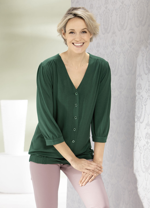 34-Arm - Shirtbluse mit durchgehender Knopfleiste in 2 Farben 34-Arm - Shirtbluse mit durchgehender Knopfleiste in 2 Farben, in Größe 036 bis 052, in Farbe GRÜN