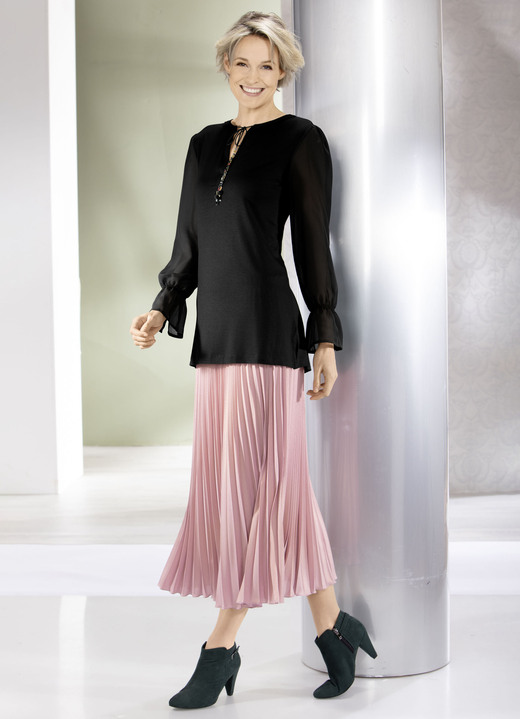 Langarm - Shirt mit ausgefallener Ausschnittverarbeitung in 2 Farben, in Größe 036 bis 052, in Farbe SCHWARZ Ansicht 2