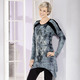 Langarm - Longshirt in aktueller Batik-Optik in 2 Farben – Farbe GRAU BATIK – Ansicht 1 Langarm - Longshirt in aktueller Batik-Optik in 2 Farben, in Größe 038 bis 056, in Farbe GRAU BATIK – Farbe GRAU BATIK – Ansicht 1