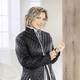 Kurz - Jacke mit Rautenstepp – Farbe SCHWARZ – Ansicht 3 Kurz - Jacke mit Rautenstepp, in Größe 038 bis 054, in Farbe KOBALTBLAU – Farbe SCHWARZ – Ansicht 3