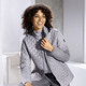 Kurz - Funktionsjacke mit Zwiebelstepp – Farbe GRAU – Ansicht 3 Kurz - Funktionsjacke mit Zwiebelstepp, in Größe 036 bis 050, in Farbe GRAU – Farbe GRAU – Ansicht 3