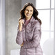 Kurz - Jacke mit abnehmbarer Kapuze – Farbe ROSENQUARZ – Ansicht 1 Kurz - Jacke mit abnehmbarer Kapuze, in Größe 036 bis 052, in Farbe ROSENQUARZ – Farbe ROSENQUARZ – Ansicht 1