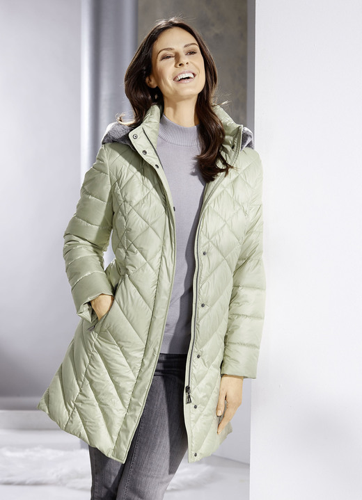 Daunenmäntel - Daunen-Kurzmantel mit abnehmbarer Kapuze, in Größe 036 bis 054, in Farbe SCHILFGRÜN Ansicht 2