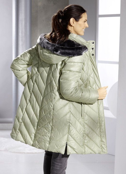 Daunenmäntel - Daunen-Kurzmantel mit abnehmbarer Kapuze, in Größe 036 bis 054, in Farbe SCHILFGRÜN Ansicht 3
