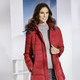 Kurz - Funktionsjacke mit abnehmbarer Kapuze – Farbe ROT Kurz - Funktionsjacke mit abnehmbarer Kapuze, in Größe 018 bis 052, in Farbe ROT