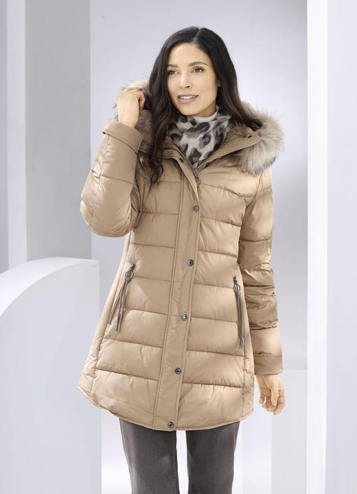 Lang - Funktionsjacke mit figurfreundlicher Längssteppung seitlich Lang - Funktionsjacke mit figurfreundlicher Längssteppung seitlich, in Größe 036 bis 052, in Farbe BEIGE