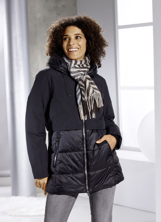 Kurz - Funktionsjacke in angesagtem Materialmix Ansicht 2 Kurz - Funktionsjacke in angesagtem Materialmix, in Größe 034 bis 052, in Farbe SCHWARZ Ansicht 2