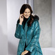 Winterjacken - Longjacke mit abnehmbarer Kapuze – Farbe SMARAGDGRÜN – Ansicht 2 Winterjacken - Longjacke mit abnehmbarer Kapuze, in Größe 036 bis 054, in Farbe VIOLETT – Farbe SMARAGDGRÜN – Ansicht 2