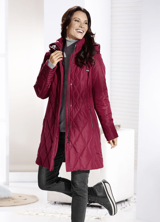 Wintermäntel - Kurzmantel mit Kunstpelz-Innenausstasttung in der Kapuze, in Größe 038 bis 060, in Farbe RUBINROT Ansicht 2