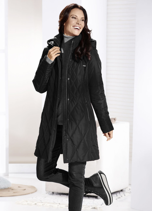 Wintermäntel - Kurzmantel mit Kunstpelz-Innenausstasttung in der Kapuze, in Größe 038 bis 060, in Farbe RUBINROT Ansicht 3