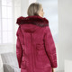 Wintermäntel - Kurzmantel mit 2-Wege-Reißverschluss, in Größe 036 bis 052, in Farbe KARMINROT – Farbe KARMINROT – Ansicht 3