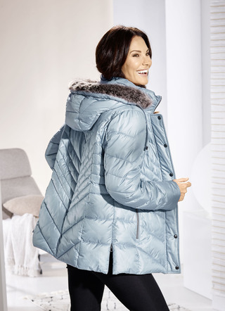 Jacke mit Reißverschluss an den Seitenschlitzen