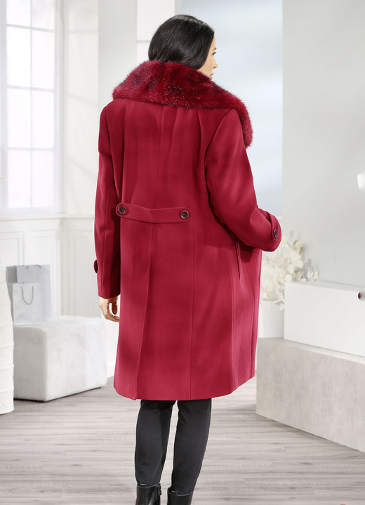 Wollmäntel - Mantel mit Taillenriegel im Rückteil, in Größe 036 bis 054, in Farbe KARMINROT Ansicht 2