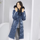 Wintermäntel - Mantel mit figurfreundlicher Längssteppung – Farbe AZURBLAU – Ansicht 2 Wintermäntel - Mantel mit figurfreundlicher Längssteppung, in Größe 036 bis 052, in Farbe AZURBLAU – Farbe AZURBLAU – Ansicht 2