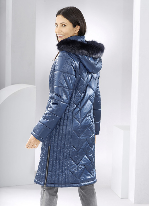 Wintermäntel - Mantel mit figurfreundlicher Längssteppung Ansicht 4 Wintermäntel - Mantel mit figurfreundlicher Längssteppung, in Größe 036 bis 052, in Farbe AZURBLAU Ansicht 4