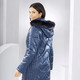 Wintermäntel - Mantel mit figurfreundlicher Längssteppung – Farbe AZURBLAU – Ansicht 4 Wintermäntel - Mantel mit figurfreundlicher Längssteppung, in Größe 036 bis 052, in Farbe AZURBLAU – Farbe AZURBLAU – Ansicht 4