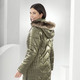 Wintermäntel - Mantel mit figurfreundlicher Längssteppung – Farbe KHAKI Wintermäntel - Mantel mit figurfreundlicher Längssteppung, in Größe 036 bis 052, in Farbe AZURBLAU