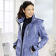 Kurz - Funktionsjacke mit Regenschild an der Kapuze – Farbe JEANSBLAU – Ansicht 1 Kurz - Funktionsjacke mit Regenschild an der Kapuze, in Größe 036 bis 052, in Farbe JEANSBLAU – Farbe JEANSBLAU – Ansicht 1