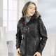 Kurz - Funktionsjacke mit Regenschild an der Kapuze – Farbe SCHWARZ – Ansicht 2 Kurz - Funktionsjacke mit Regenschild an der Kapuze, in Größe 036 bis 052, in Farbe JEANSBLAU – Farbe SCHWARZ – Ansicht 2