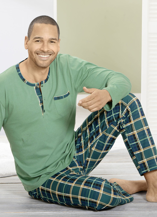 Schlafanzüge - Schlafanzug mit Kontrastblende an Knopfleiste und Brusttasche, in Größe 046 bis 060, in Farbe DUNKELGRÜN-OLIV-GELB Ansicht 2