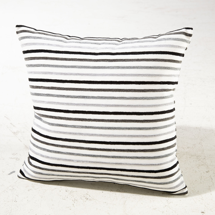 Dekokissen & Hüllen - Kissenbezug im Streifen-Design, in Größe 105 (40x40 cm) bis 110 (50x50 cm), in Farbe BEIGE Ansicht 3