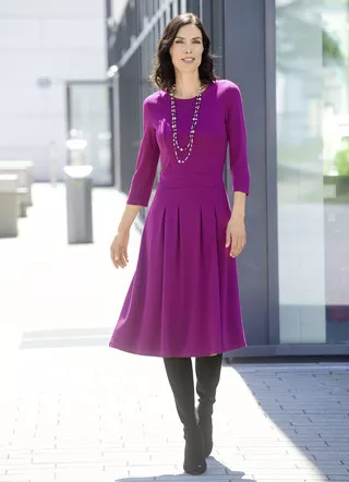 Kleid mit aufspringenden Kellerfalten