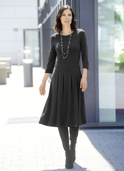 Kleider - Kleid mit aufspringenden Kellerfalten Kleider - Kleid mit aufspringenden Kellerfalten, in Größe 036 bis 054, in Farbe SCHWARZ