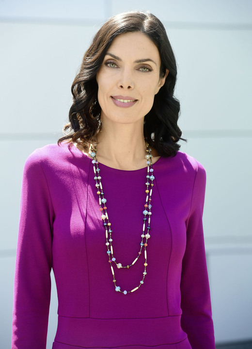 Kleider - Kleid mit aufspringenden Kellerfalten, in Größe 036 bis 054, in Farbe BEERE Ansicht 2