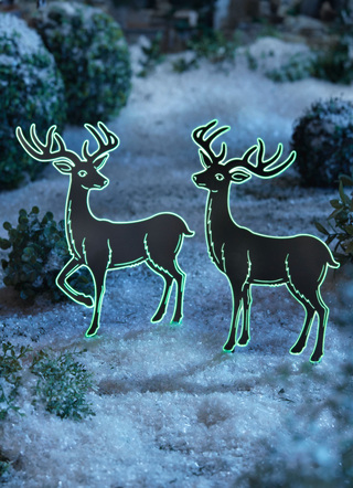 Nachtleuchtende Hirschsilhouetten aus Metall