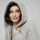 Lang - Longjacke mit fester Kapuze – Farbe HELLGRAU-ECRU – Ansicht 2 Lang - Longjacke mit fester Kapuze, in Größe 038 bis 052, in Farbe HELLGRAU-ECRU – Farbe HELLGRAU-ECRU – Ansicht 2