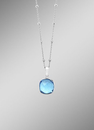 Strahlender Anhänger mit stilvoller Kette