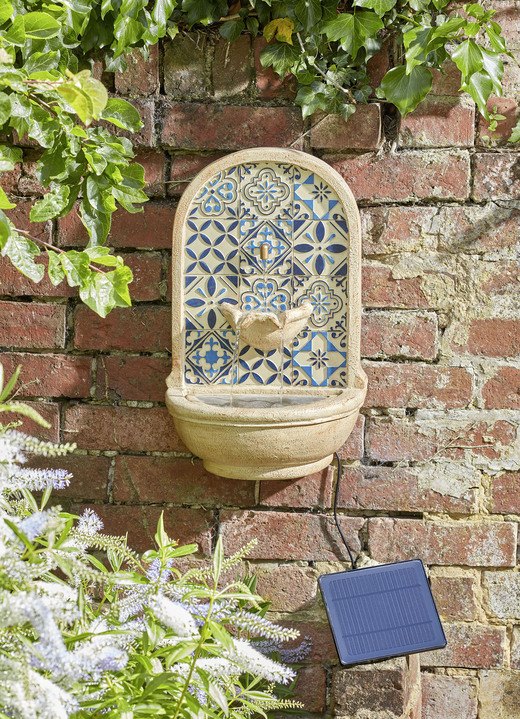 Gartendekoration - Solar-Wandbrunnen mit mediterranem Flair, in Farbe GRAU
