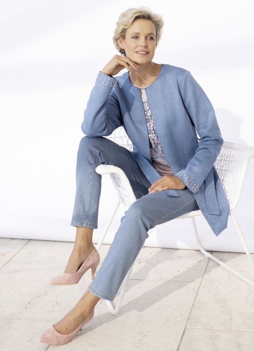 Hosen mit Knopf- und Reißverschluss - Jeans mit floraler Stickerei, in Größe 018 bis 052, in Farbe JEANSBLAU Ansicht 4