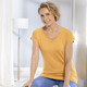 Kurzarm - Shirt mit Bändchenzier am V-Ausschnitt in 2 Farben – Farbe MAISGELB – Ansicht 2 Kurzarm - Shirt mit Bändchenzier am V-Ausschnitt in 2 Farben, in Größe 038 bis 054, in Farbe MAISGELB – Farbe MAISGELB – Ansicht 2