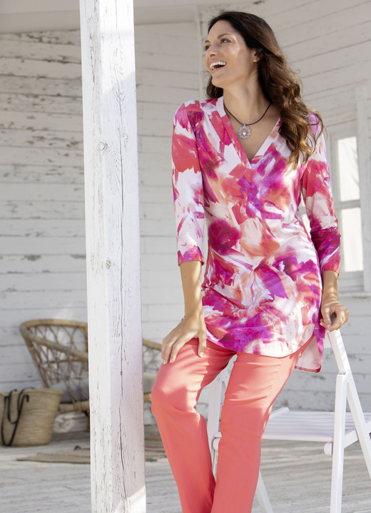 Blusen & Tuniken - Schön dessinierte Shirt-Tunika Blusen & Tuniken - Schön dessinierte Shirt-Tunika, in Größe L 44/46) bis XXL (52/54), in Farbe KORALLE-PINK-WEISS-BUNT
