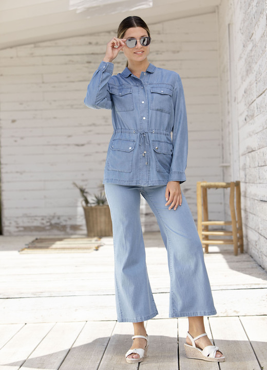 Blusenjacken - Blusenjacke mit aparter Kragenlösung, in Größe 036 bis 054, in Farbe HELLBLAU Ansicht 2