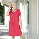 Kleider - Kleid mit aufspringenden Fältchen – Farbe KORALLE – Ansicht 1 Kleider - Kleid mit aufspringenden Fältchen, in Größe 034 bis 050, in Farbe KORALLE – Farbe KORALLE – Ansicht 1