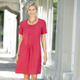 Kleider - Kleid mit aufspringenden Fältchen – Farbe KORALLE – Ansicht 2 Kleider - Kleid mit aufspringenden Fältchen, in Größe 034 bis 050, in Farbe KORALLE – Farbe KORALLE – Ansicht 2